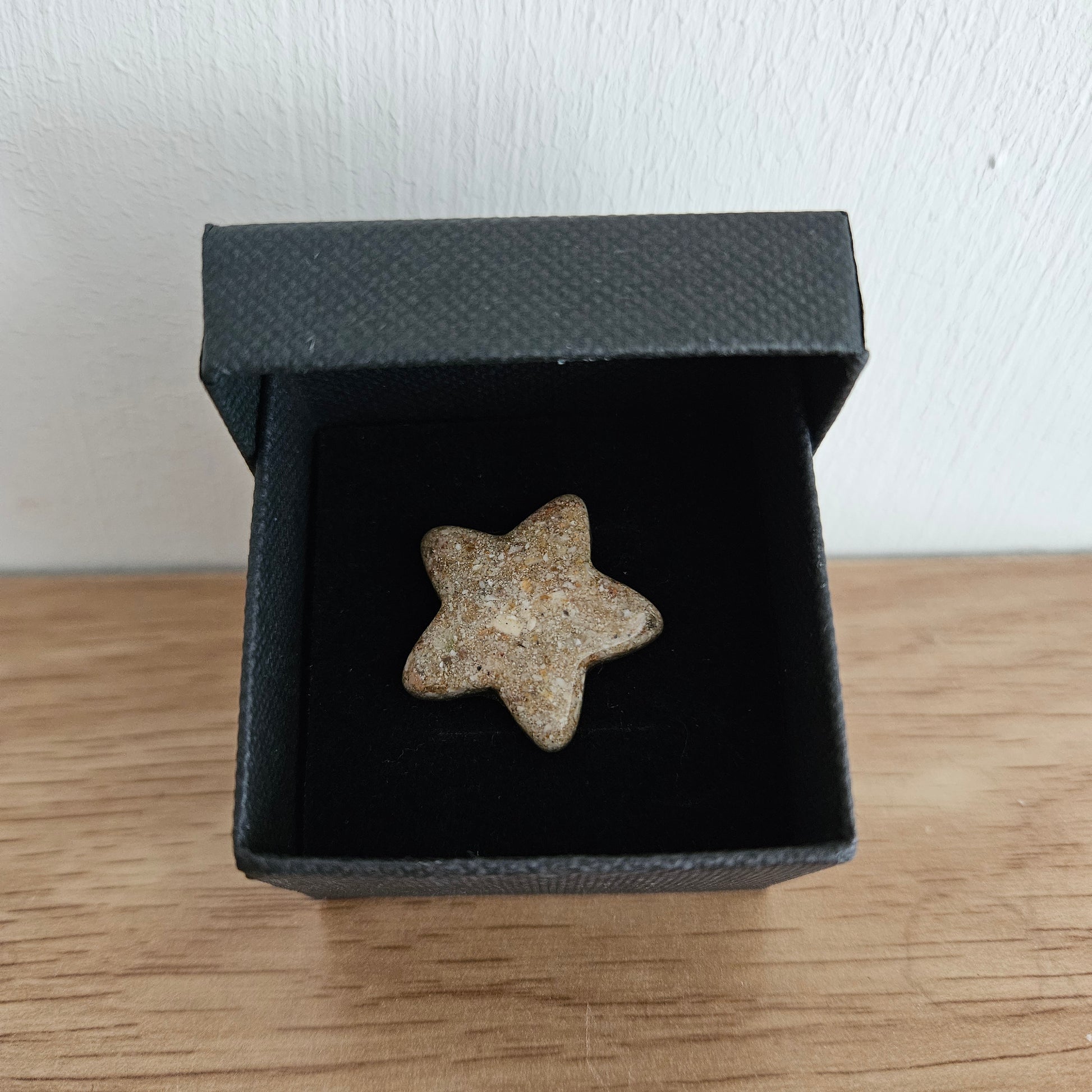 Handgemaakt epoxy ster met geïntegreerde as van een dierbare​
