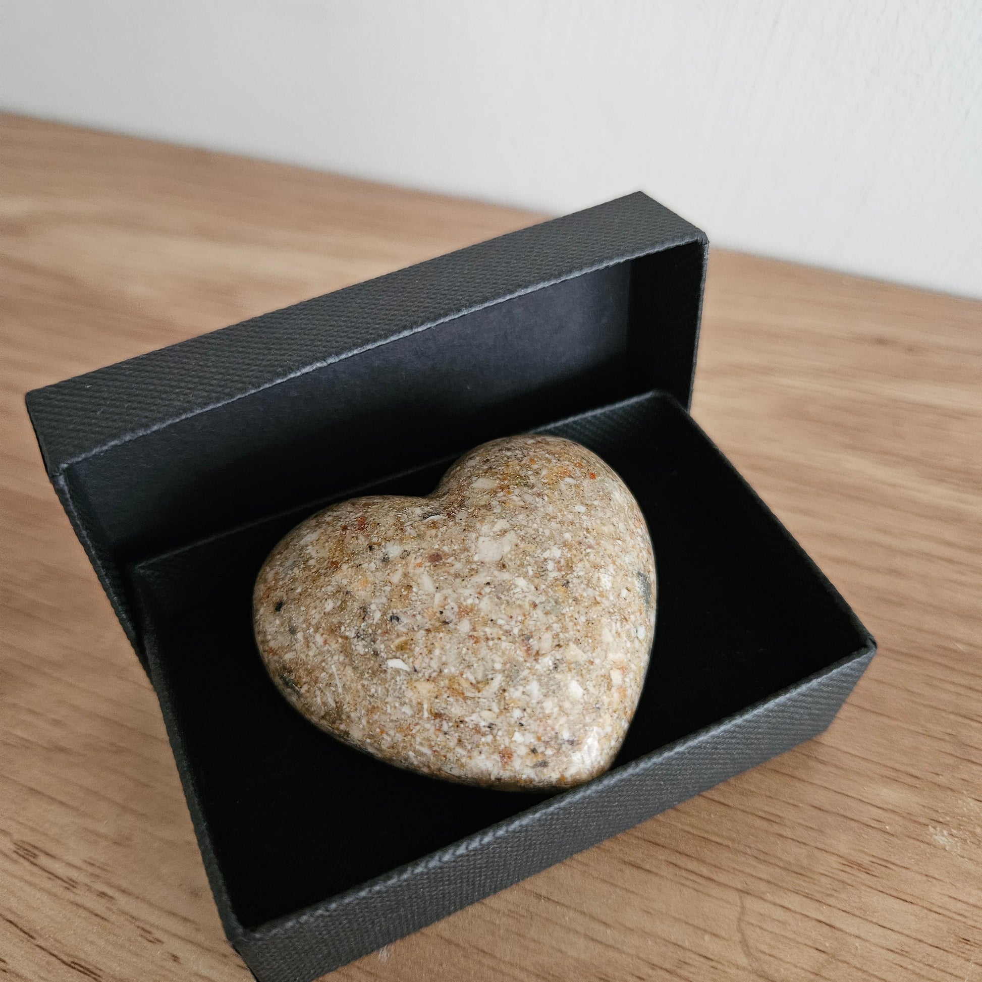 Handgemaakt epoxy hart met geïntegreerde as van een dierbare​
