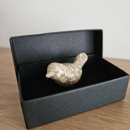 Epoxy sieraad in de vorm van een vogel met asverwerking
