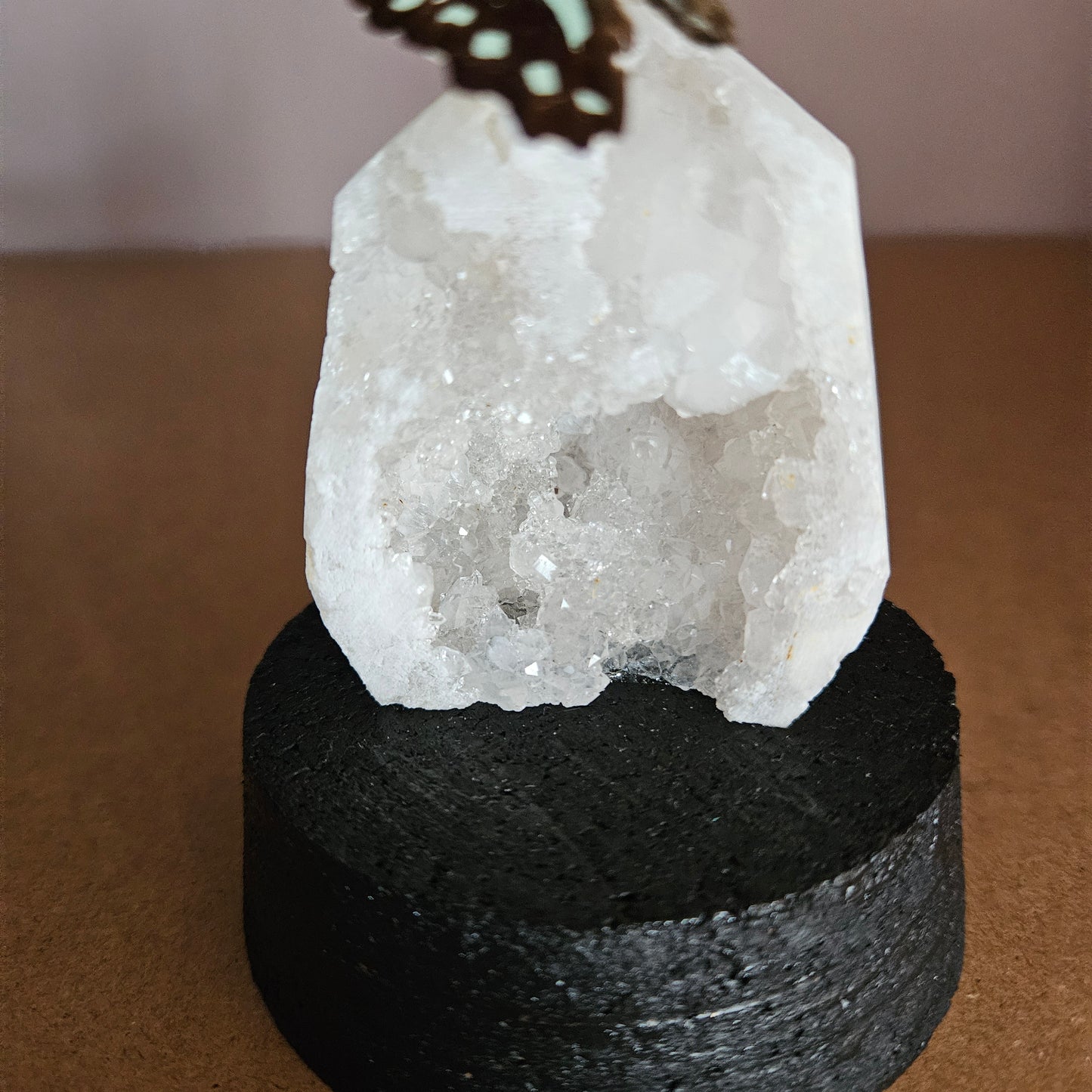 Vlinderstolp: Bergkristal geode met Graphium sarpedon